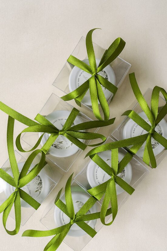 Personalizētas kāzu sveces viesiem burciņā ar zaļu satīna lentīti